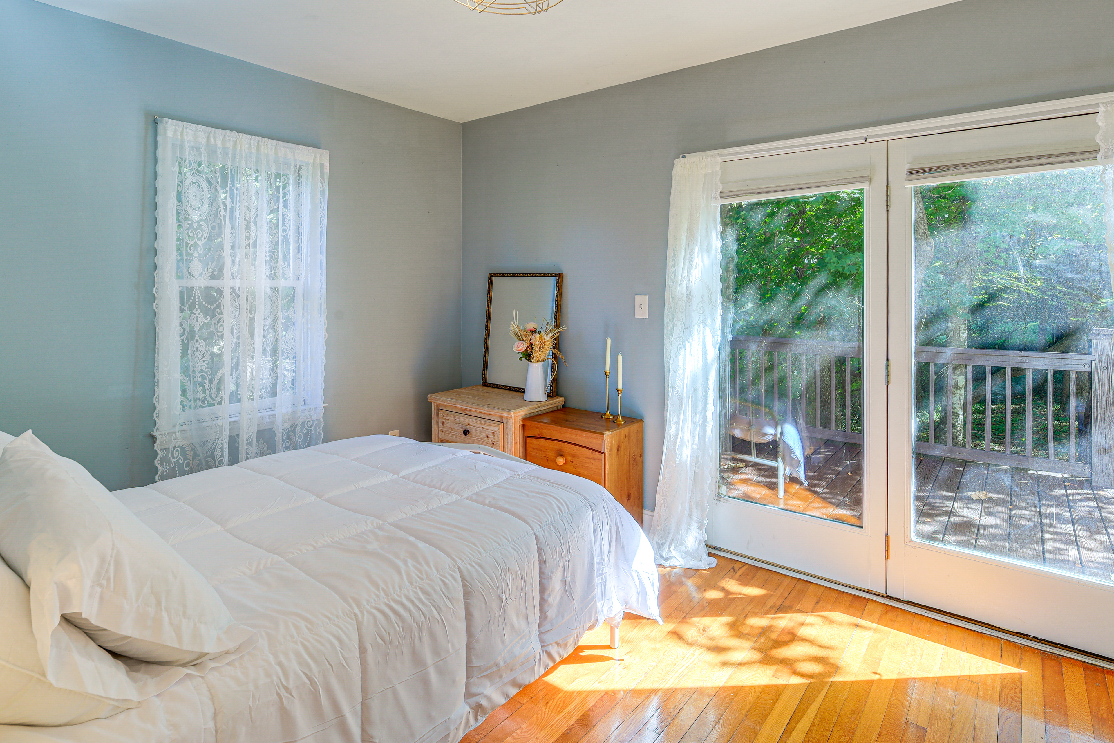 Walk to Main Street! Home in Historic Jonesborough