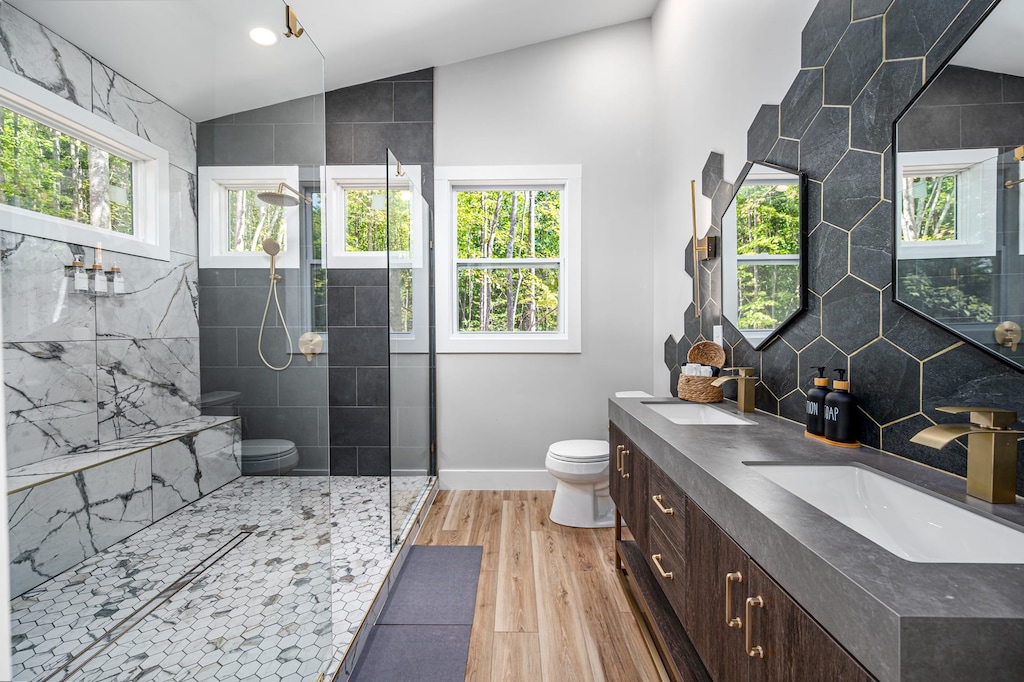 This honeycomb haven is the Beehive’s showstopper — with golden accents, a luxe walk-in shower, and a double vanity that’s the bee’s knees. 🍯🛁🐝