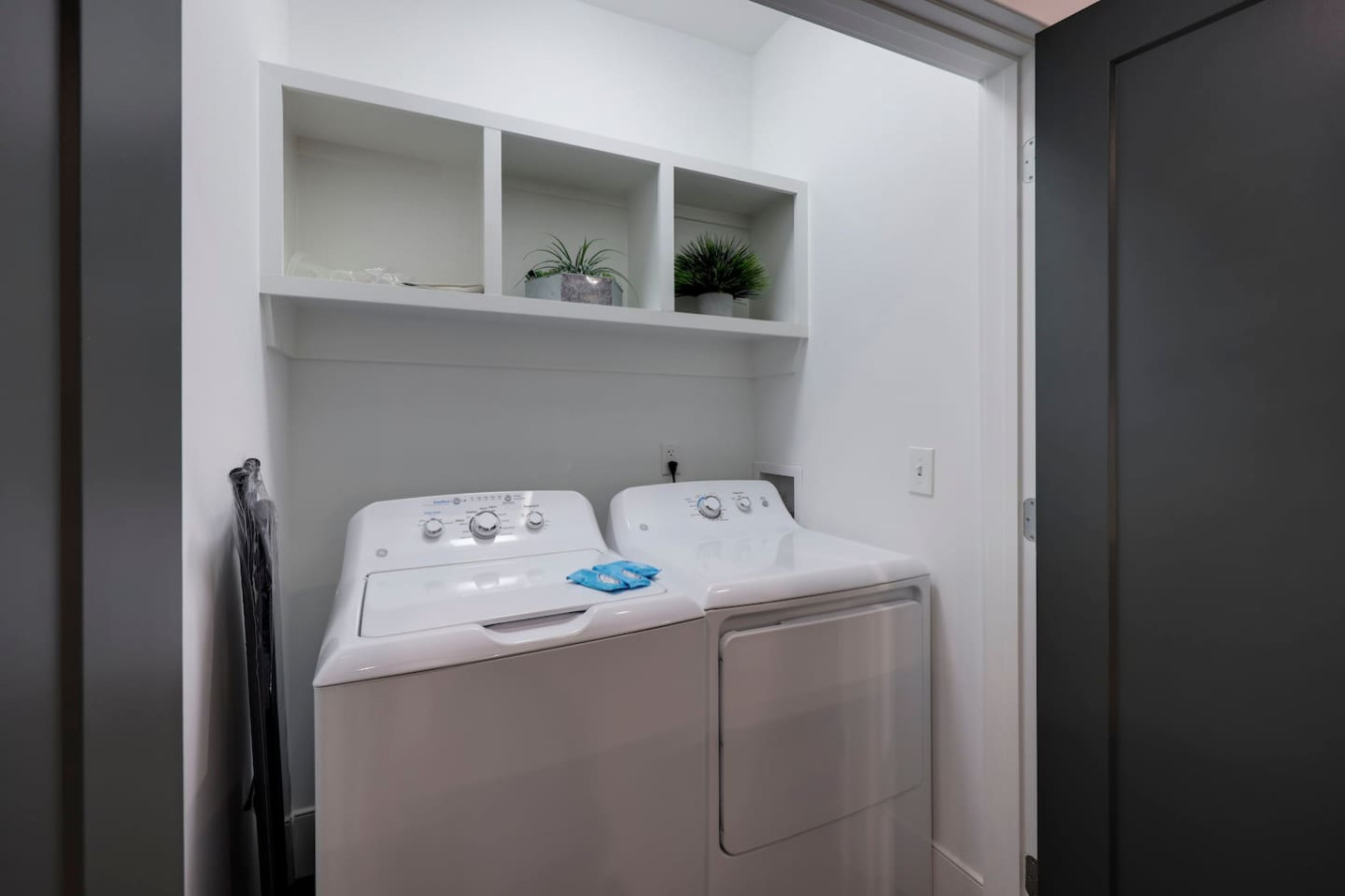 10 Mins To Broadway - Gorgeous Gated Townhome