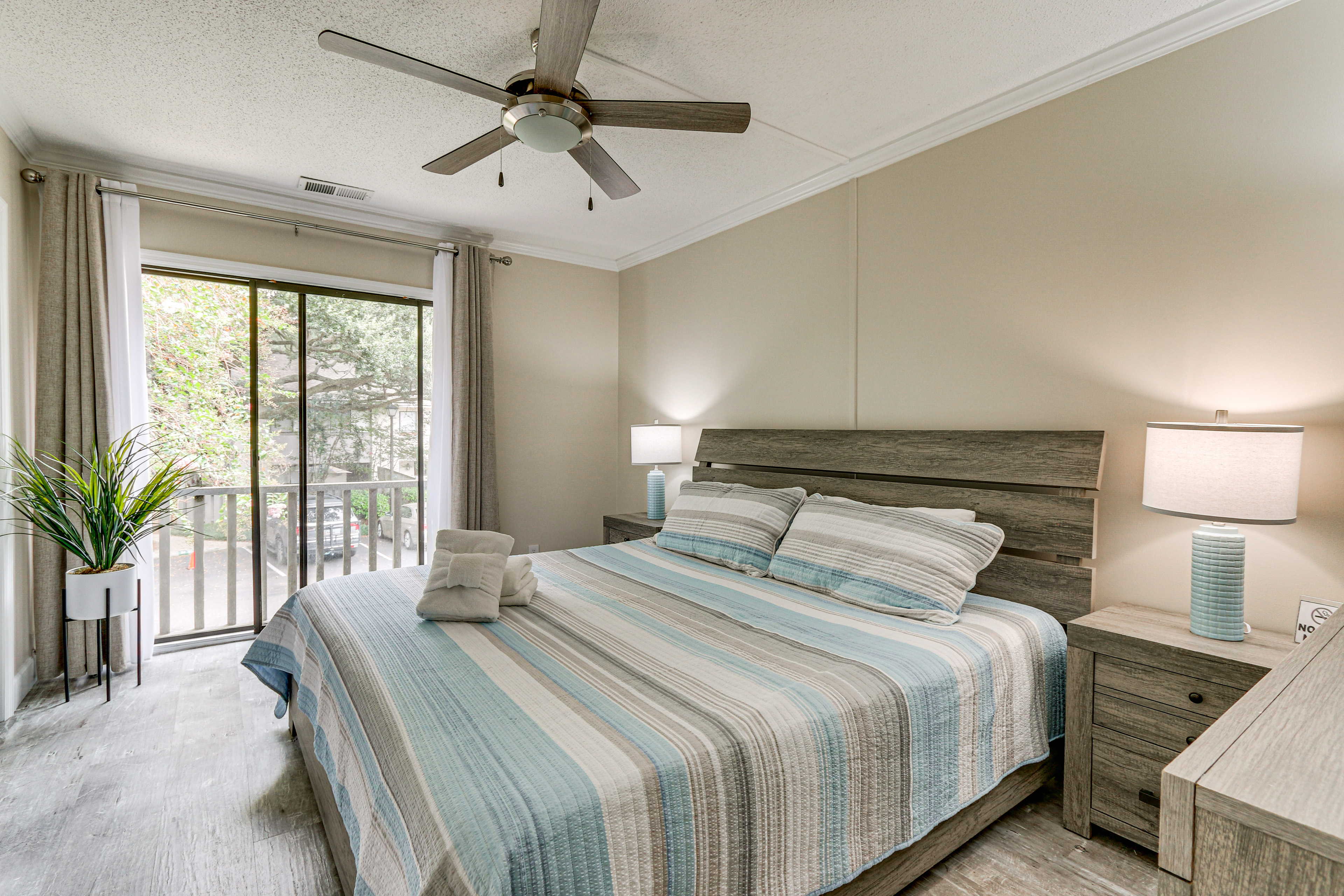 Walk to Folly Field Beach: Condo w/ Pool Access