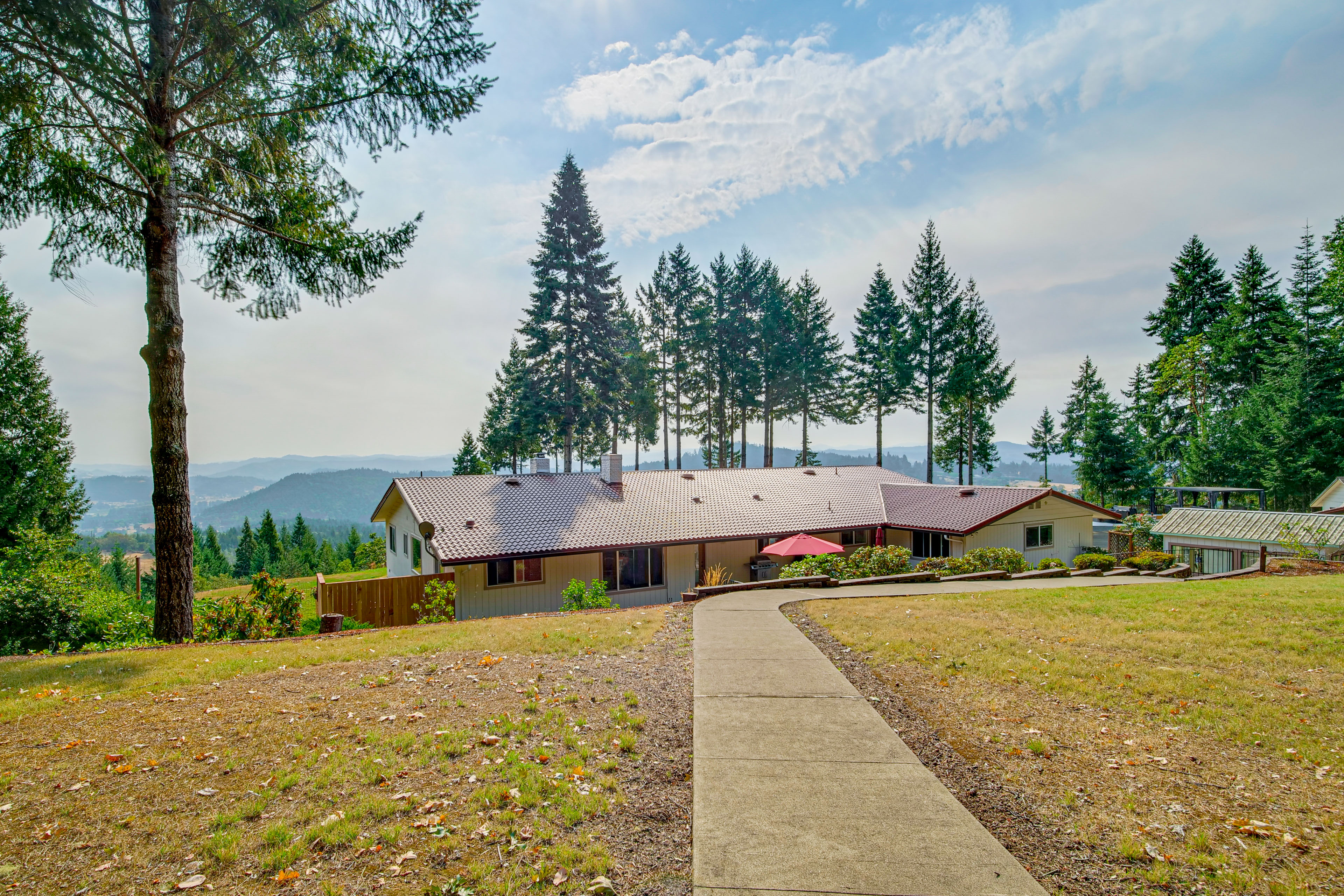 4 Mi to River: Umpqua Valley Villa w/ Fire Pit!