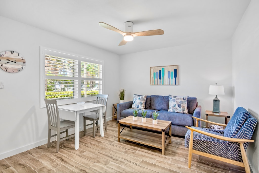 Gulf Holiday 6 - Living and Dining