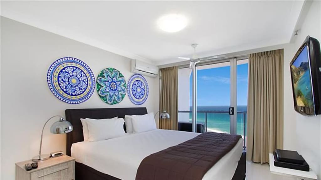 Bedroom 1 - King Bed