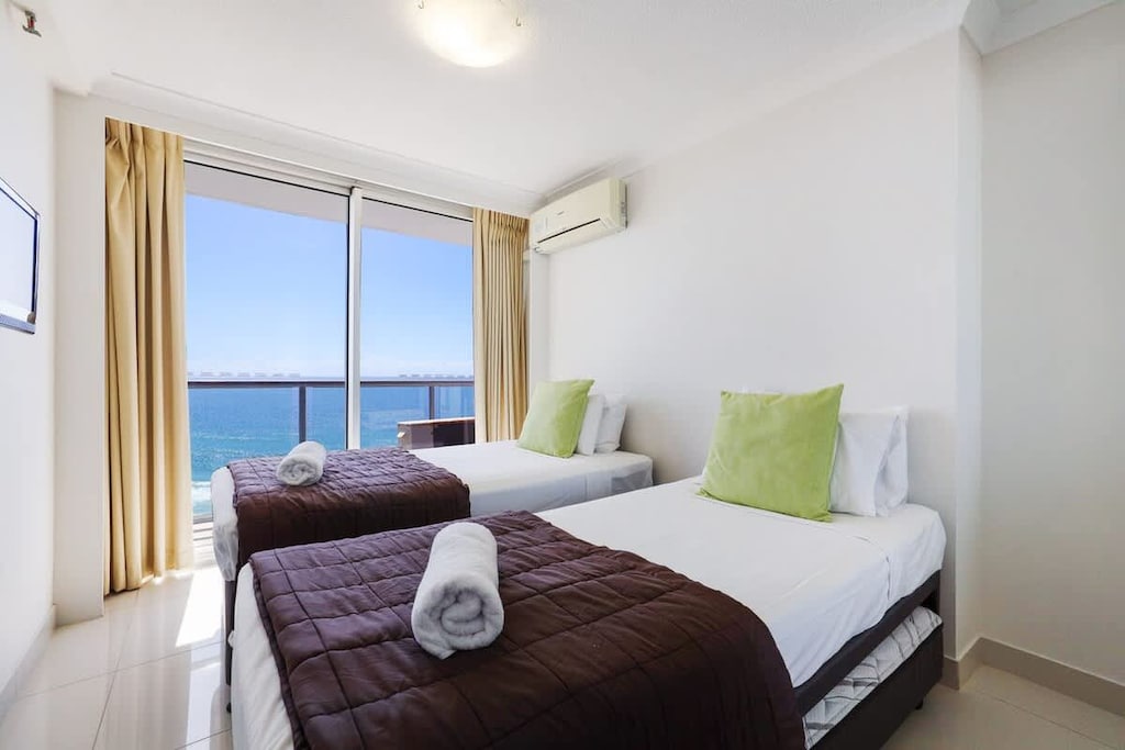 Bedroom 2 - 2 Single Beds