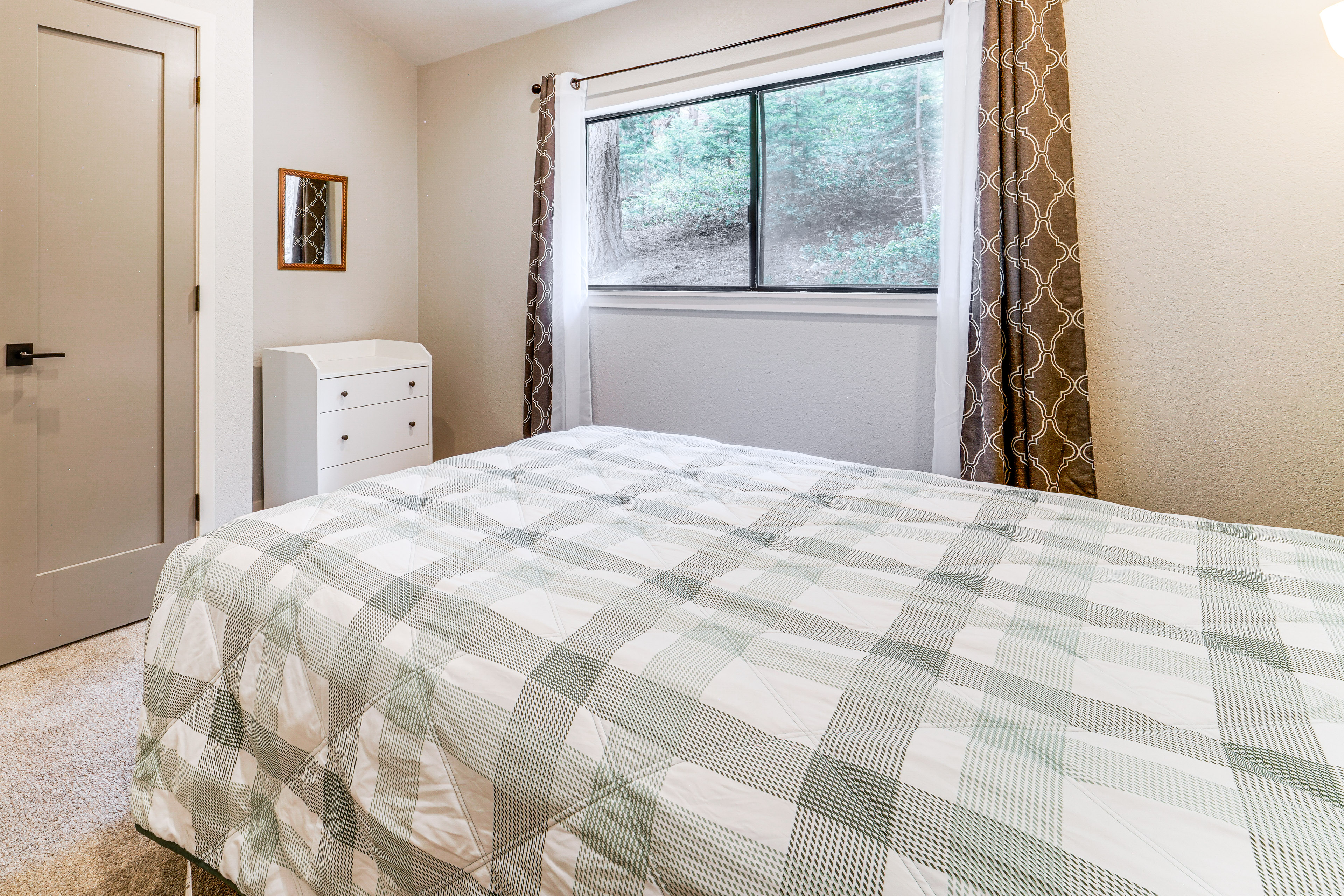 3 Mi to Diamond Peak: Mtn-View Home w/ Fireplace