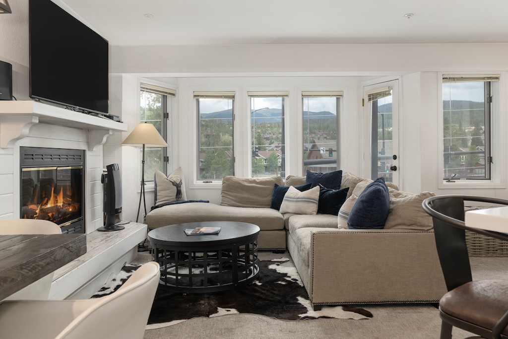 SWP 303 Pine Tree Plaza living area