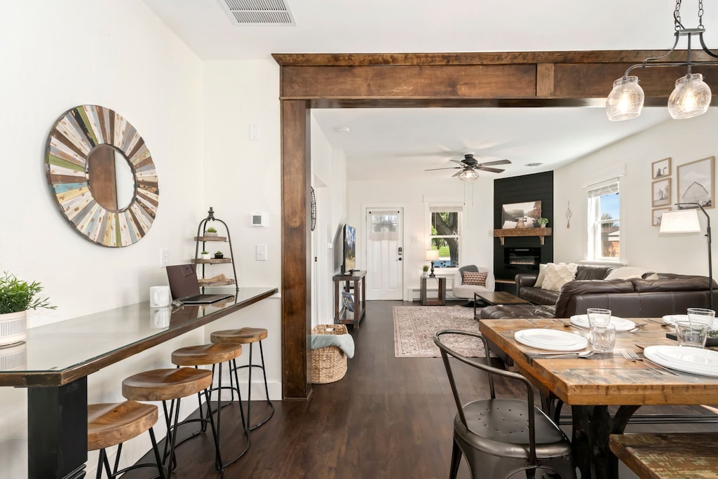 Living and Dining Area | Plenty of room for the whole group!