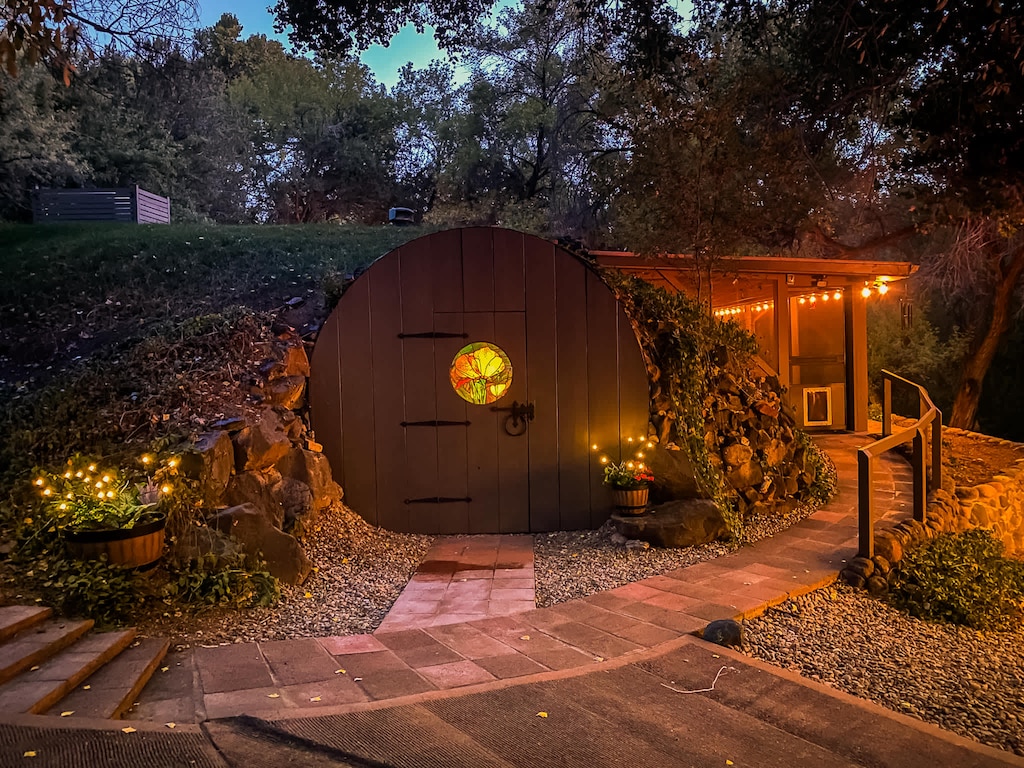 Magical Nighttime Glow – Soft, warm string lights create a peaceful, romantic atmosphere.