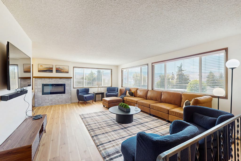 3BR Home & Bunk Room with hot tub, mountain views