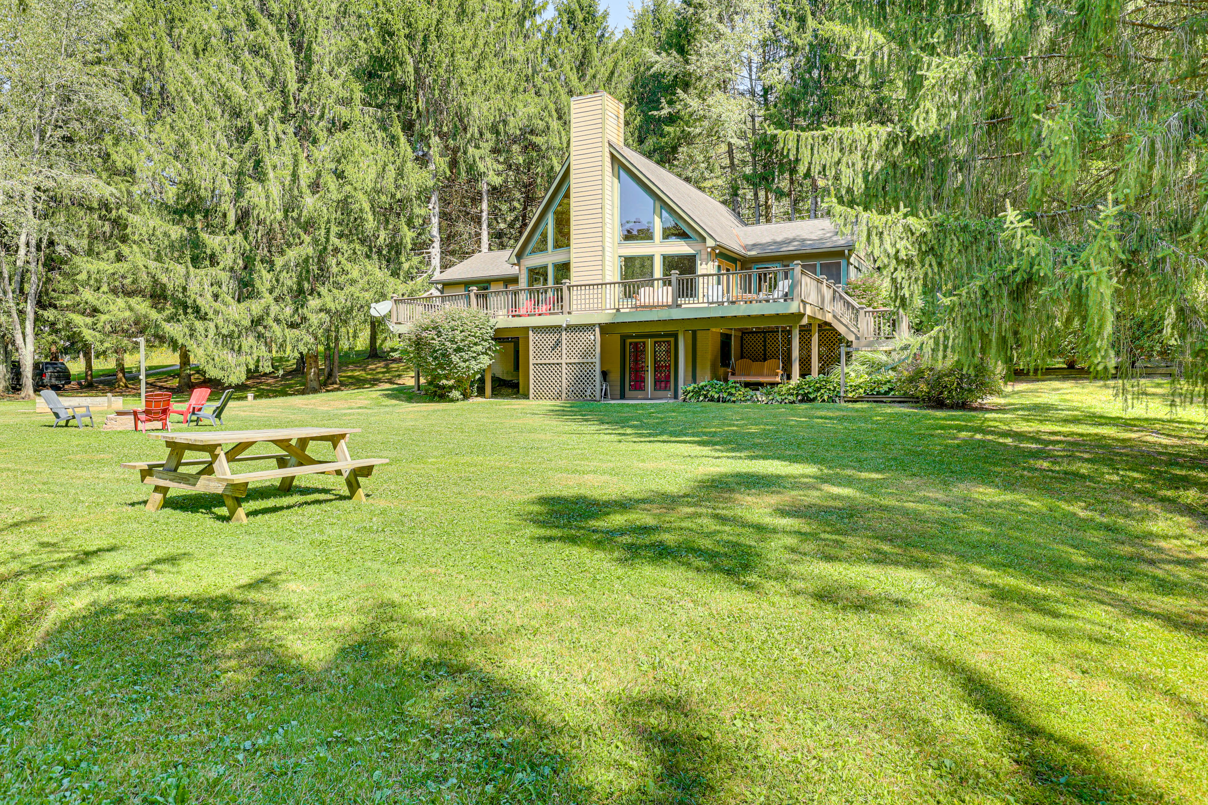 23 Mi to Mohican SP: Group-Ready Lodge w/ Hot Tub