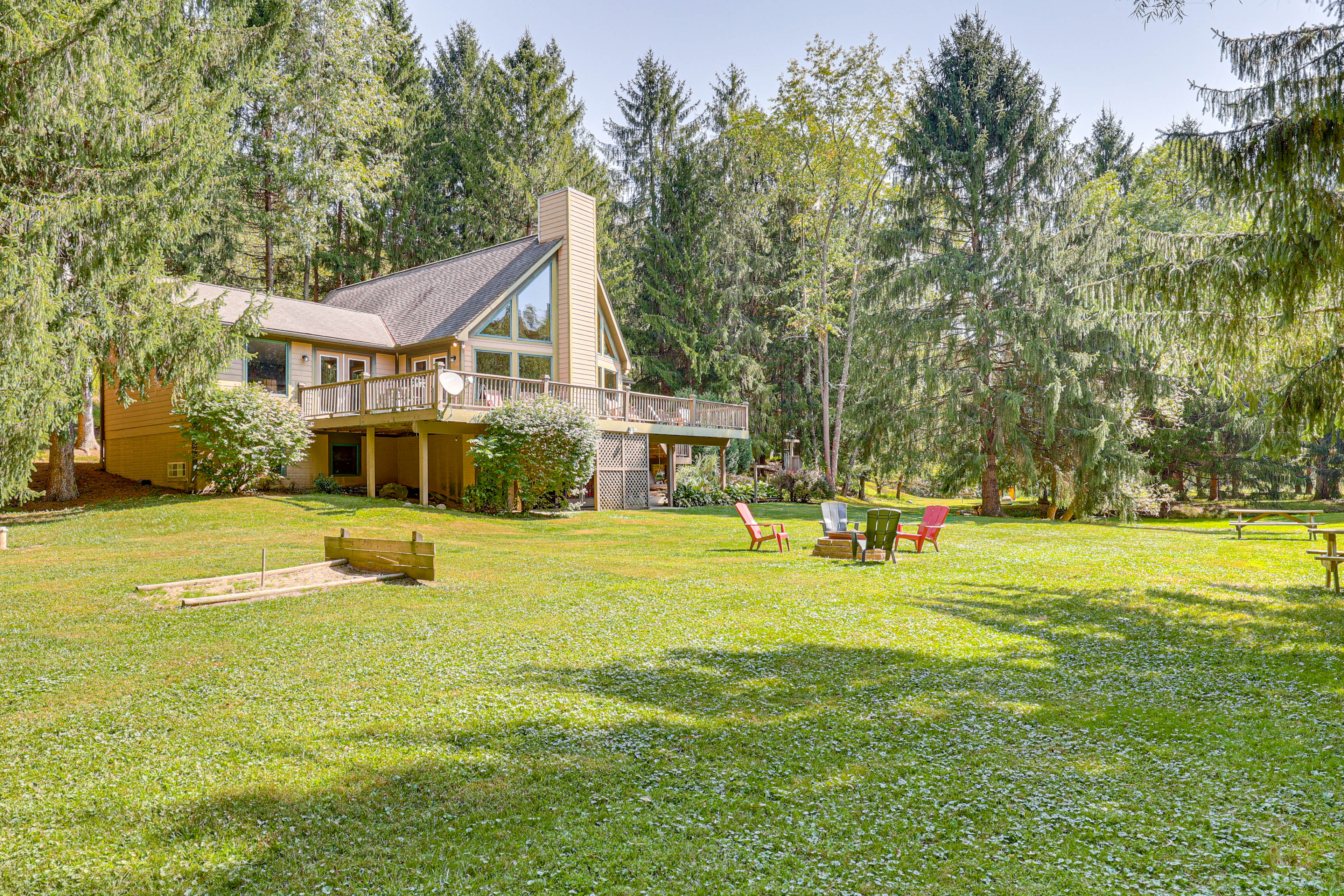 23 Mi to Mohican SP: Group-Ready Lodge w/ Hot Tub