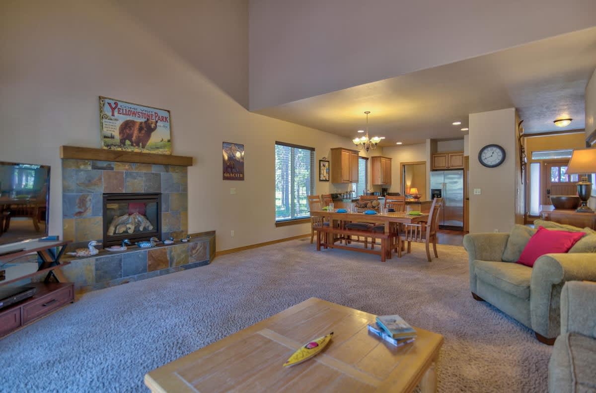 AC, Game Room, Family, outdoor seating area, Perks - Home Rental in Bend