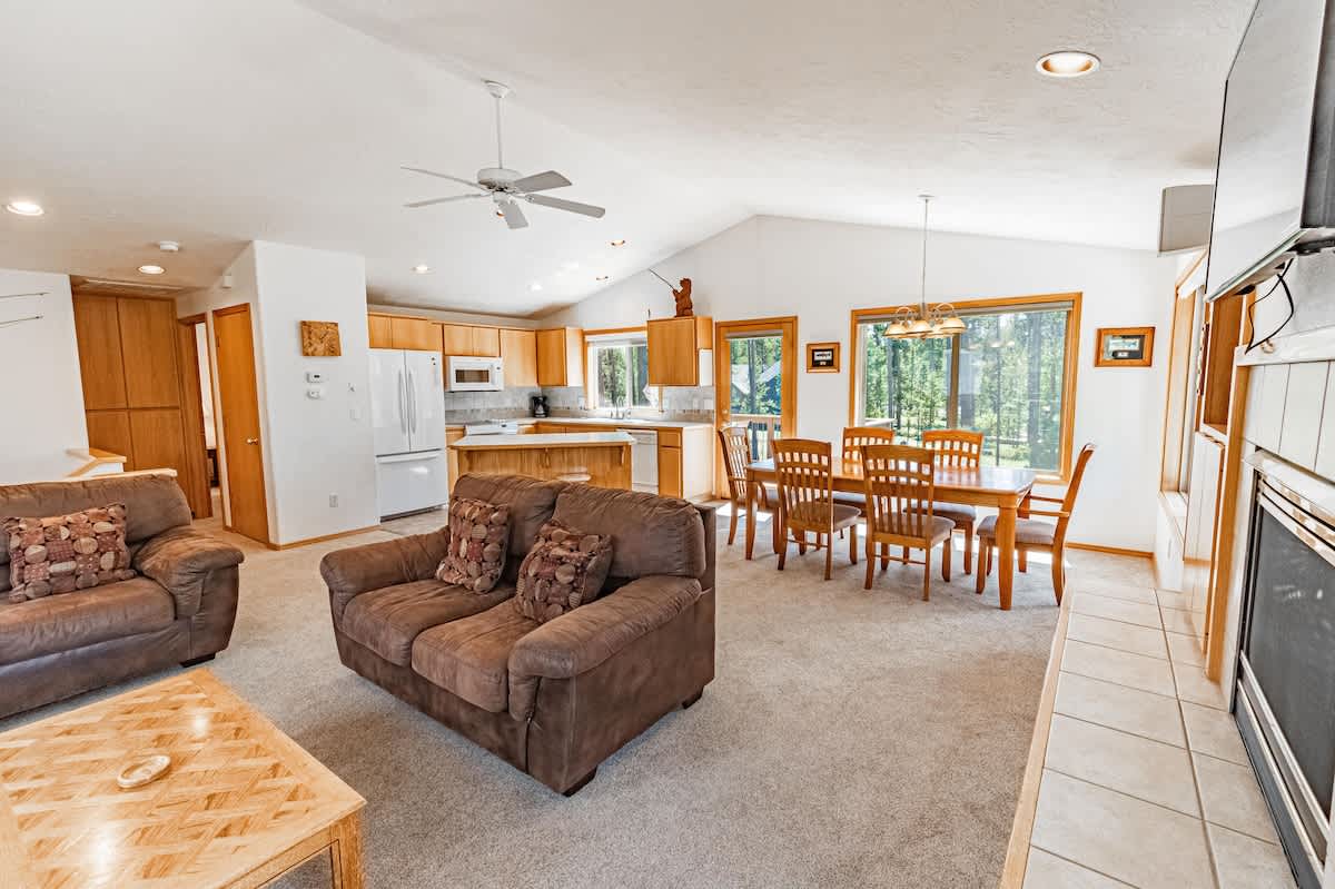 PF, hot tub, Mt Bachelor views new carpet AC sharc