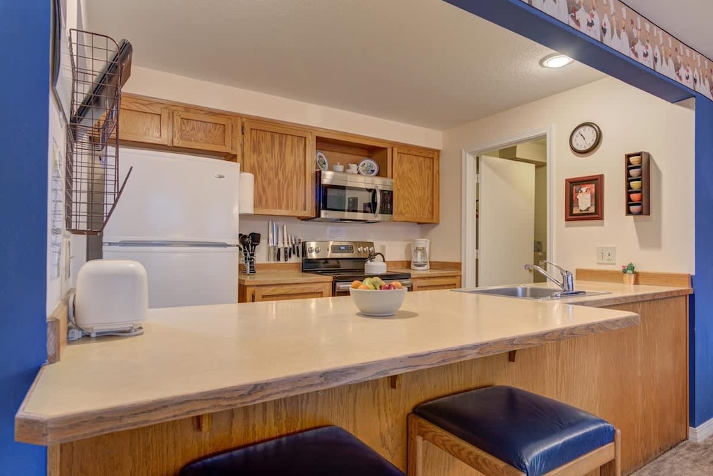 Kitchen with breakfast bar