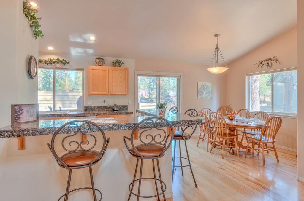 Peninsula Bar open to dining room