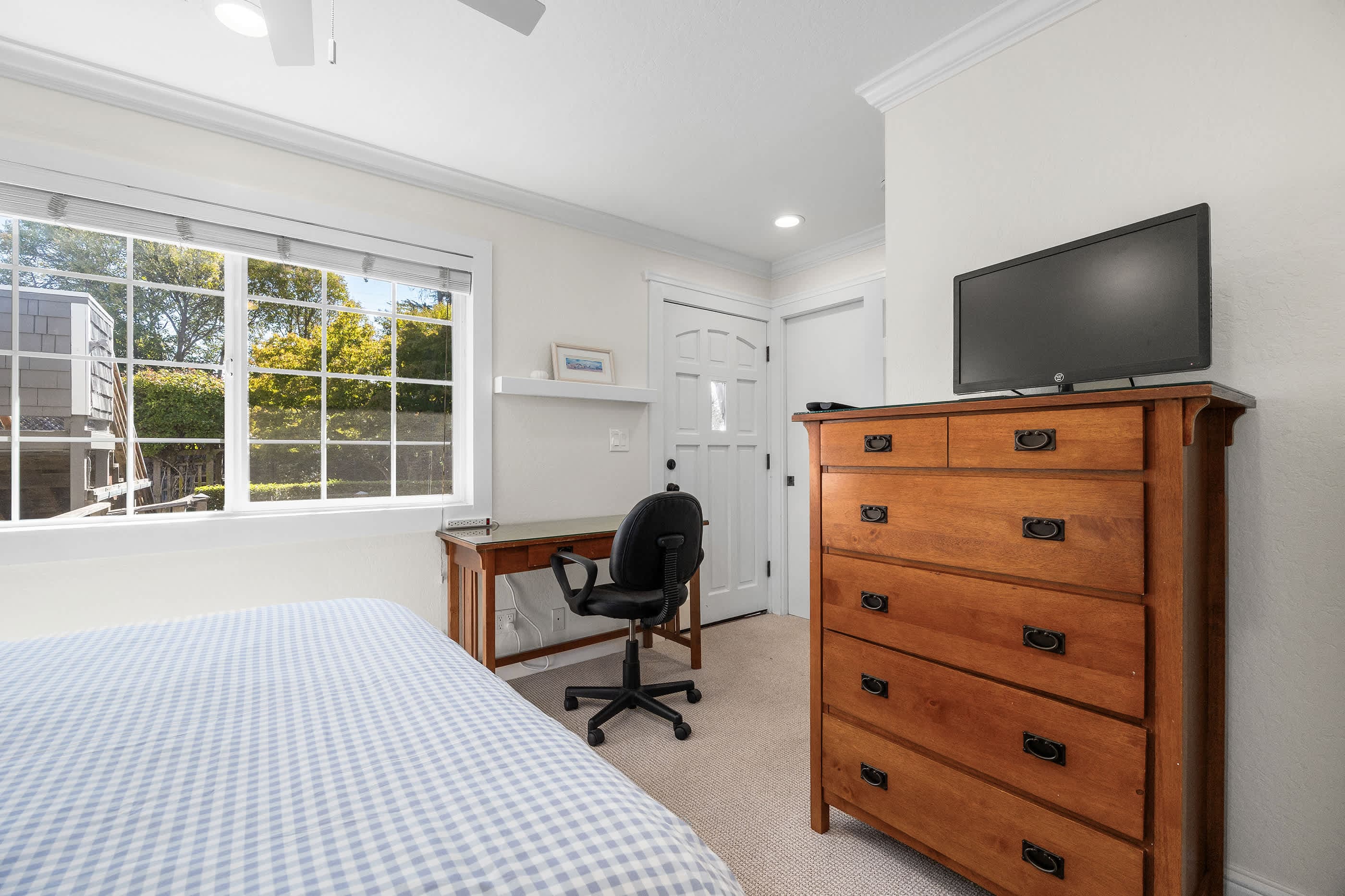 Primary Bedroom - Queen bed