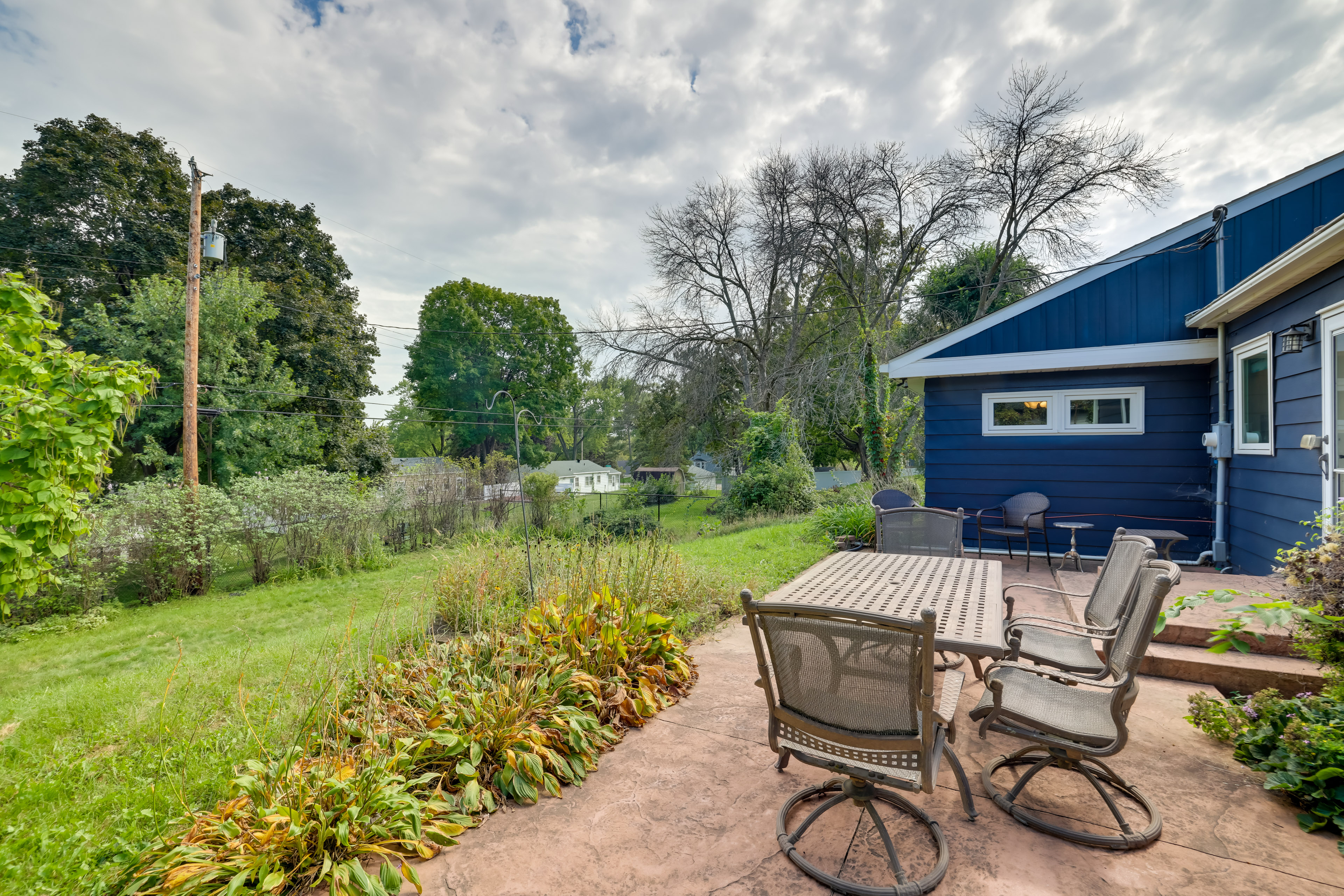 Home 8 Mi to Dtwn Minneapolis! Pet-Friendly Yard