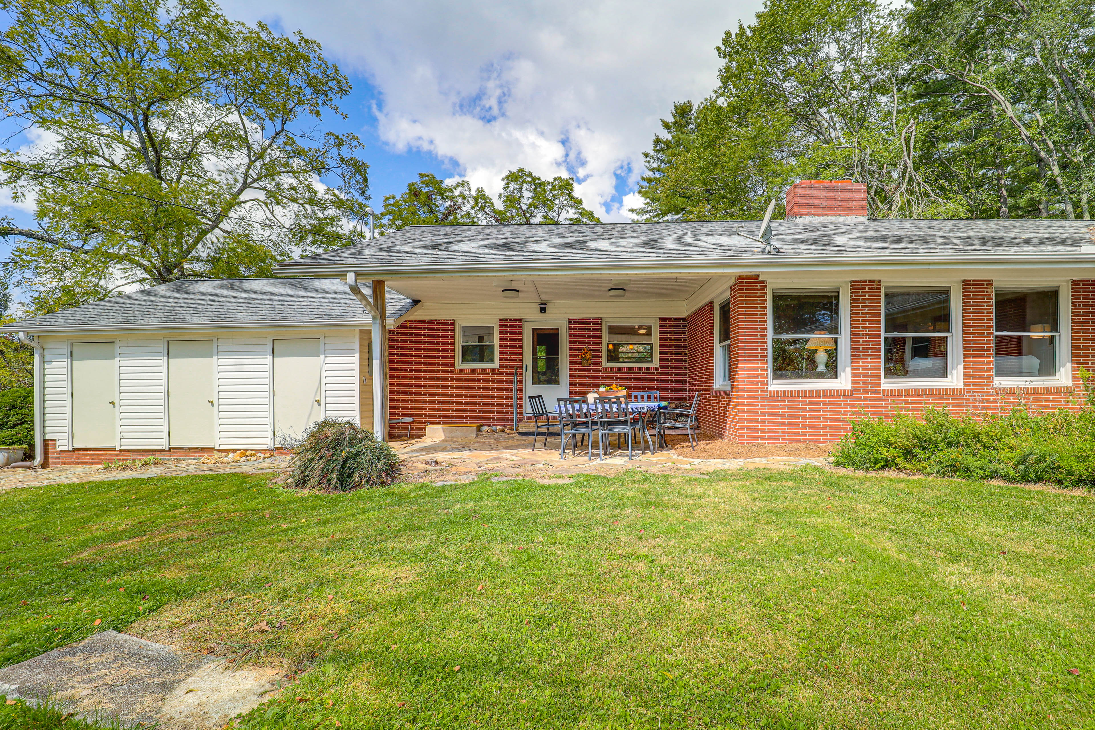 Hike & Leaf Peep! Peaceful Home in Laurel Springs