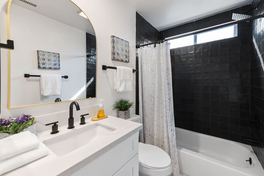 Fully equipped bathroom for your stay.