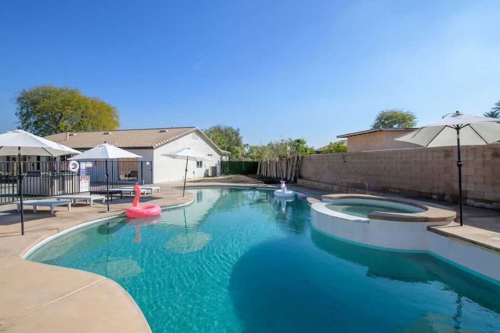 Massive fenced pool with jacuzzi