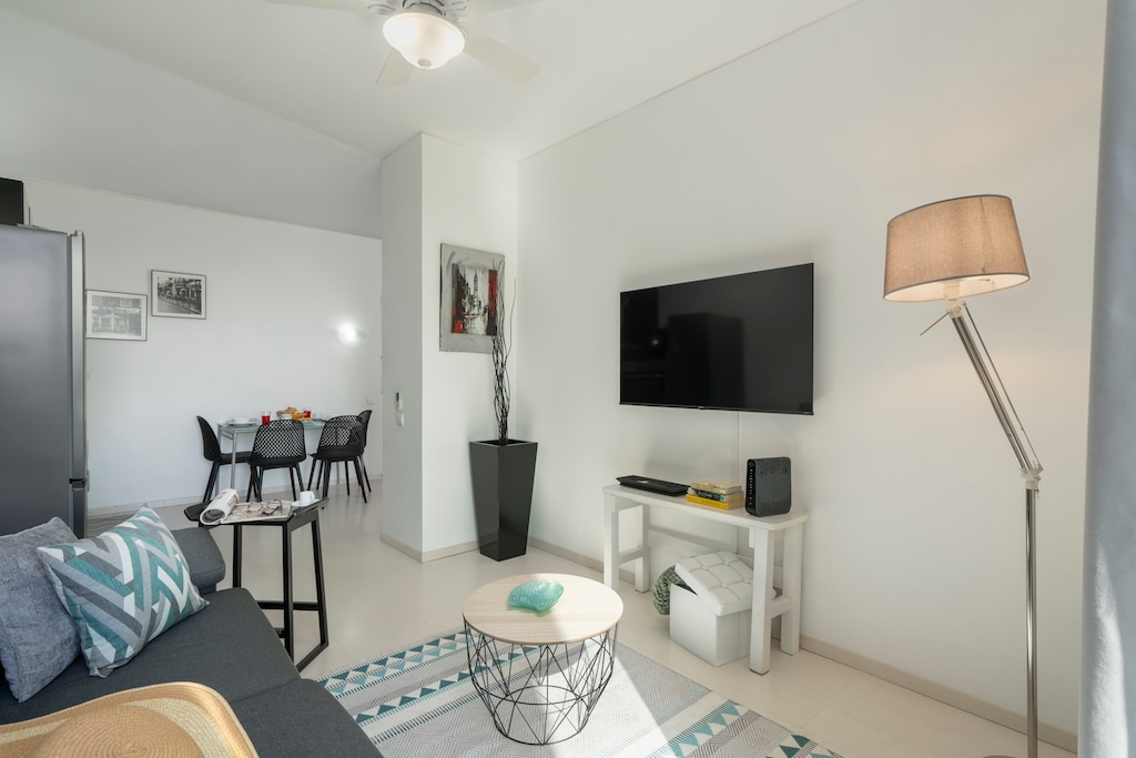 Livingroom and dining area