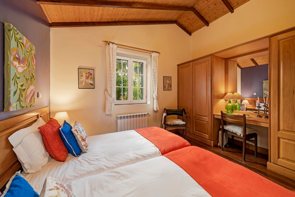 Bedroom with two single beds. 