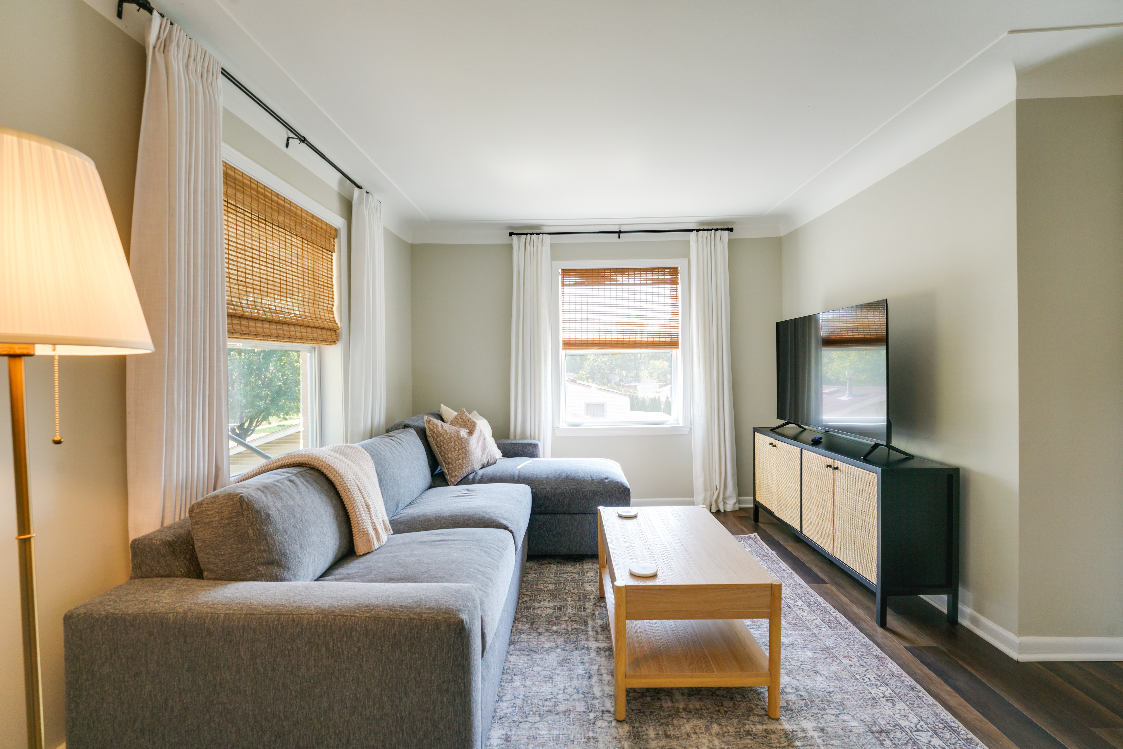 Families Welcome! Convenient Roseville Duplex