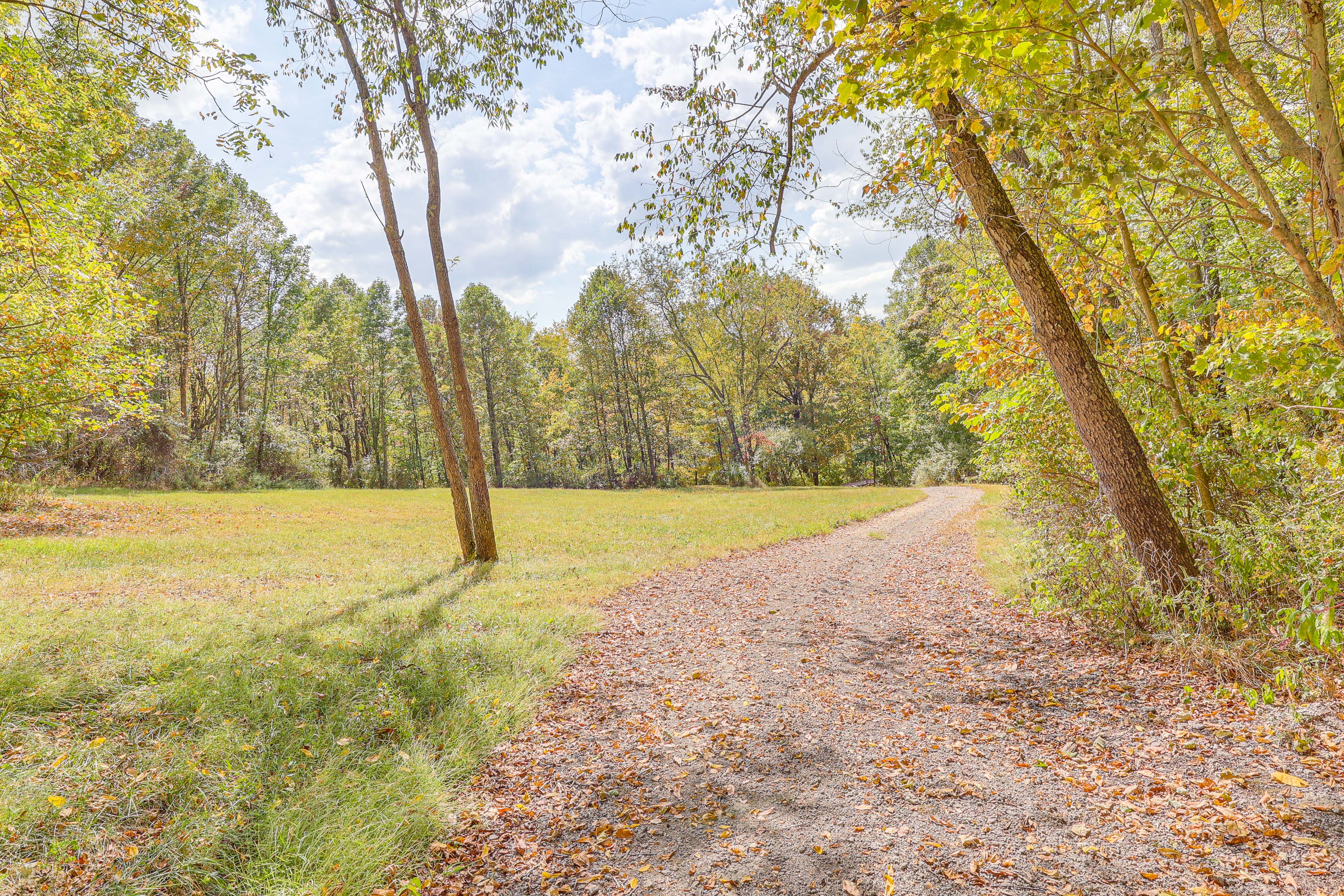 Cottage By the Pond: Serene Northeast Ohio Retreat