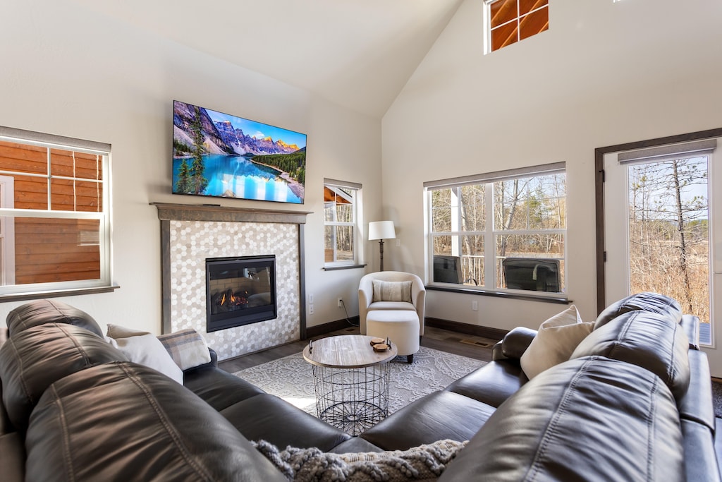 Gas Fireplace, Smart TV, natural light and amazing views