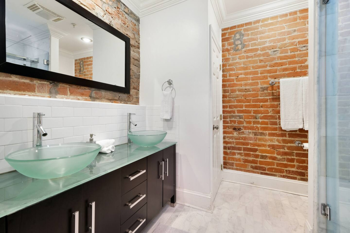 Luxurious Downtown Condo by the French Quarter!