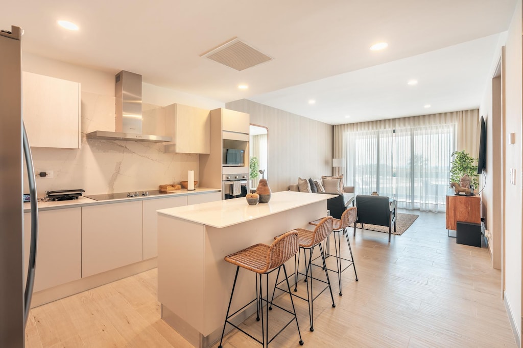Get creative with your dishes and savor them in this modern, fully-equipped kitchen!