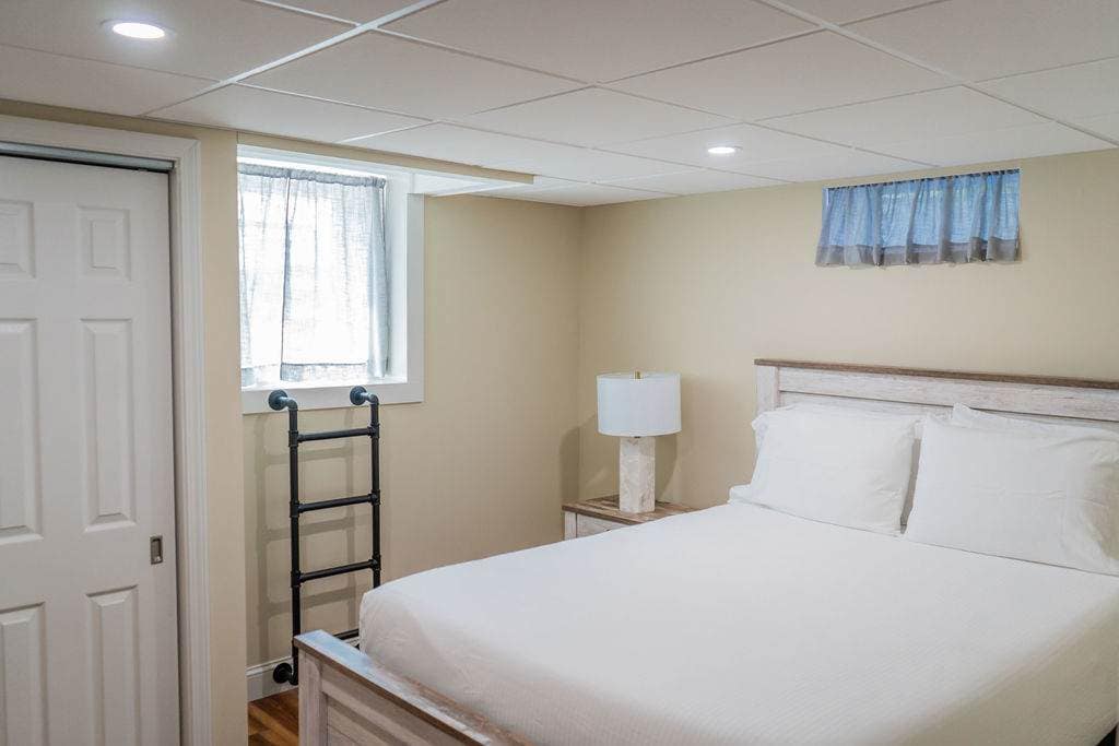 Downstairs Bedroom- Clean, quiet, and newly furnished, this spacious queen room is ideal for extended stays or extra guests. Downstairs Bedroom- Clean, quiet, and newly furnished, this spacious queen room is ideal for extended stays or extra guests.
