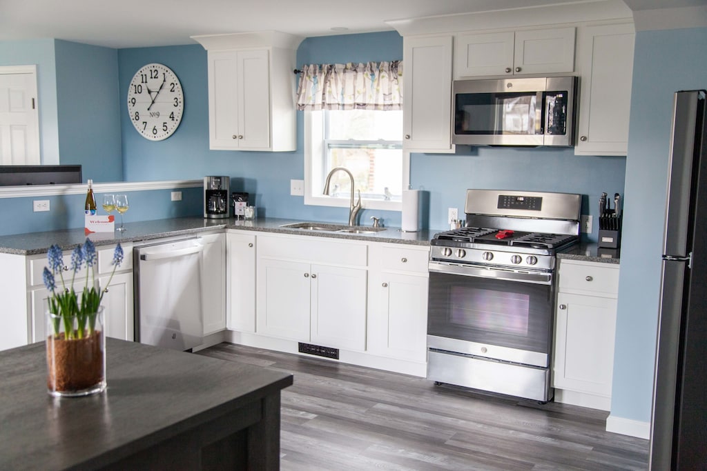 Eat-in Kitchen – Fully stocked kitchen perfect for home-cooked meals or local takeout