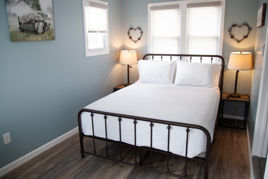 Queen Bedroom – Comfy queen bed with soft linens and calming design