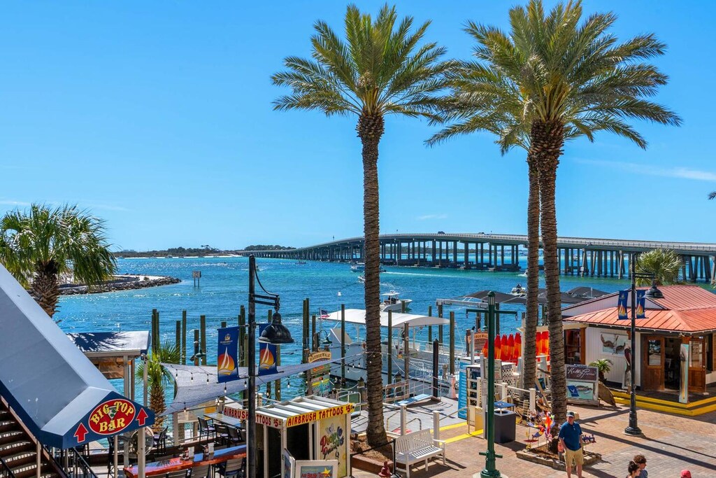 From chilling at Big Top Bar (just steps away!) to exploring the vibrant waterfront, adventure (and relaxation) is always on the agenda. 