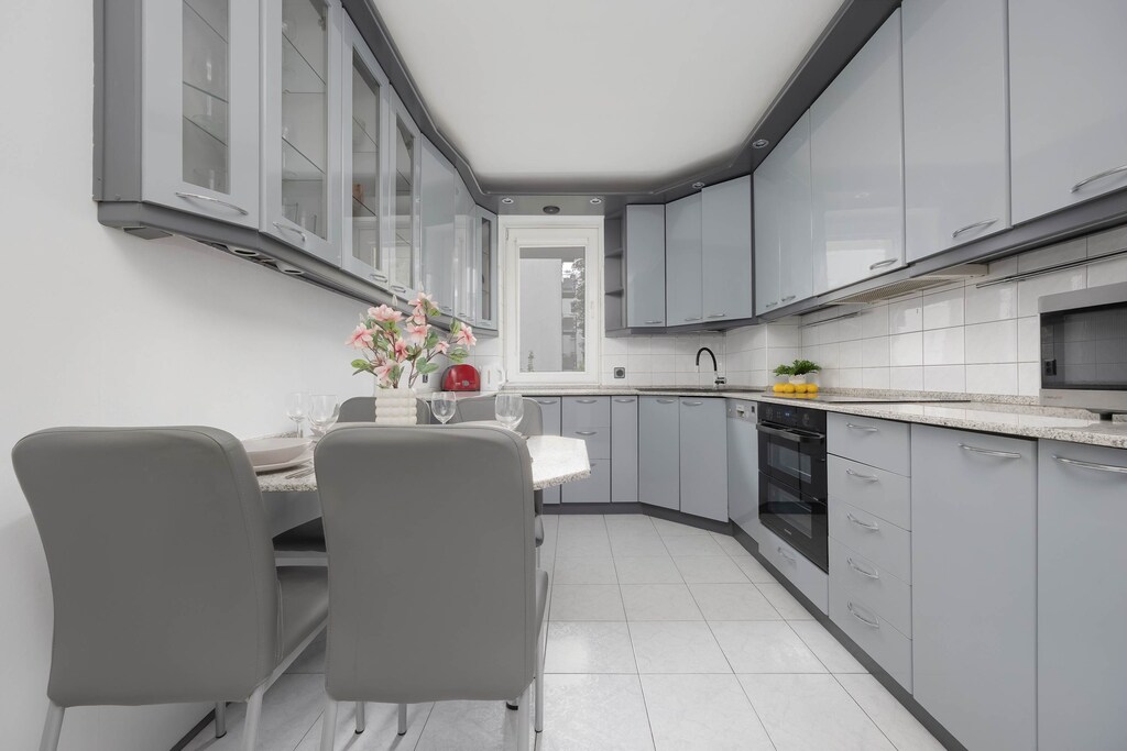 A functional kitchen with full equipment and ample workspace makes cooking a real pleasure.