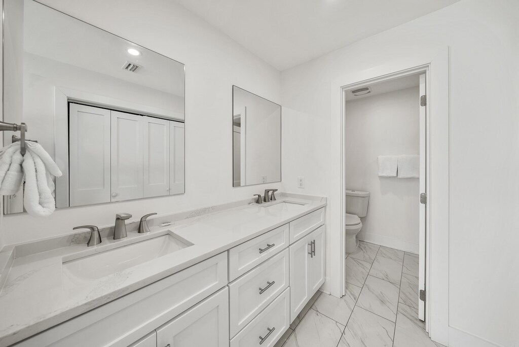 Seacrest 6 | Primary King Ensuite Bathroom