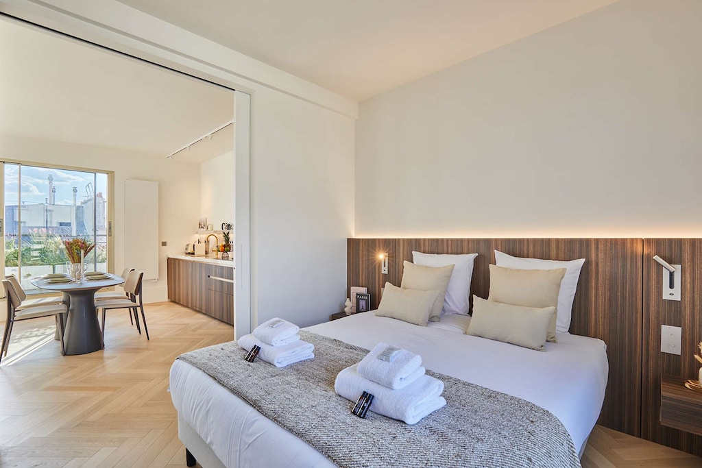 Master room avec salle de bain et balcon