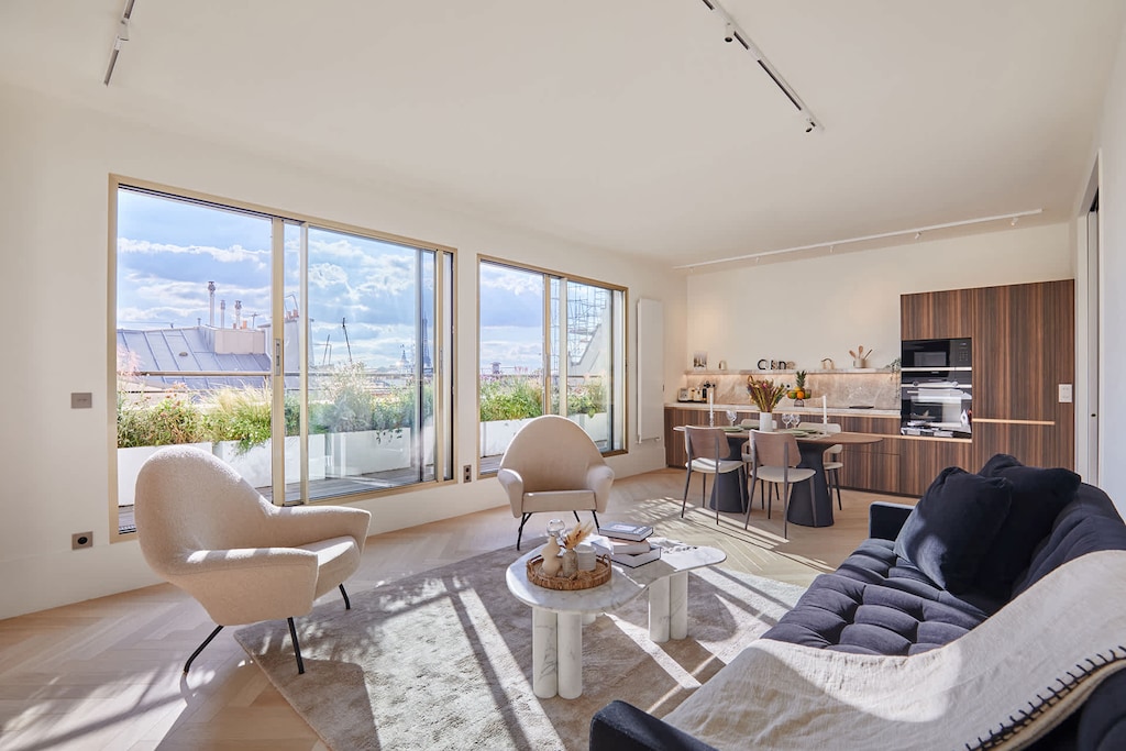 salon vue Tour eiffel avec cuisine ouverte et salle à manger