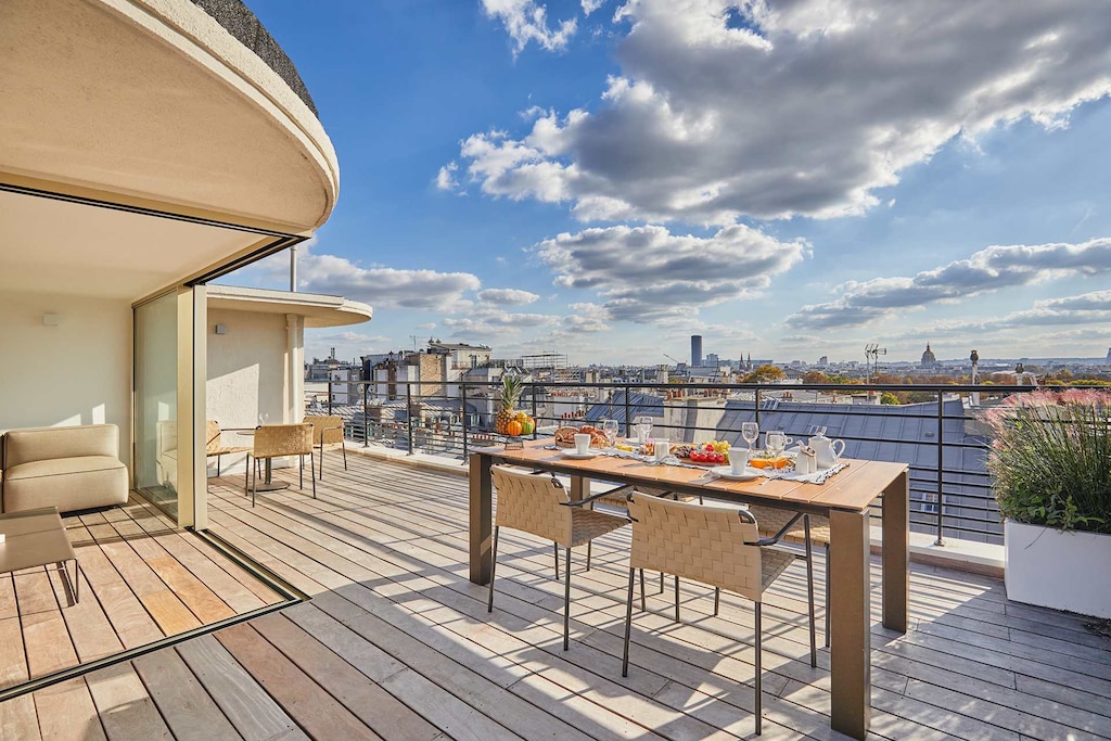 penthouse vue Tour eiffel avec table à manger et salon couvert