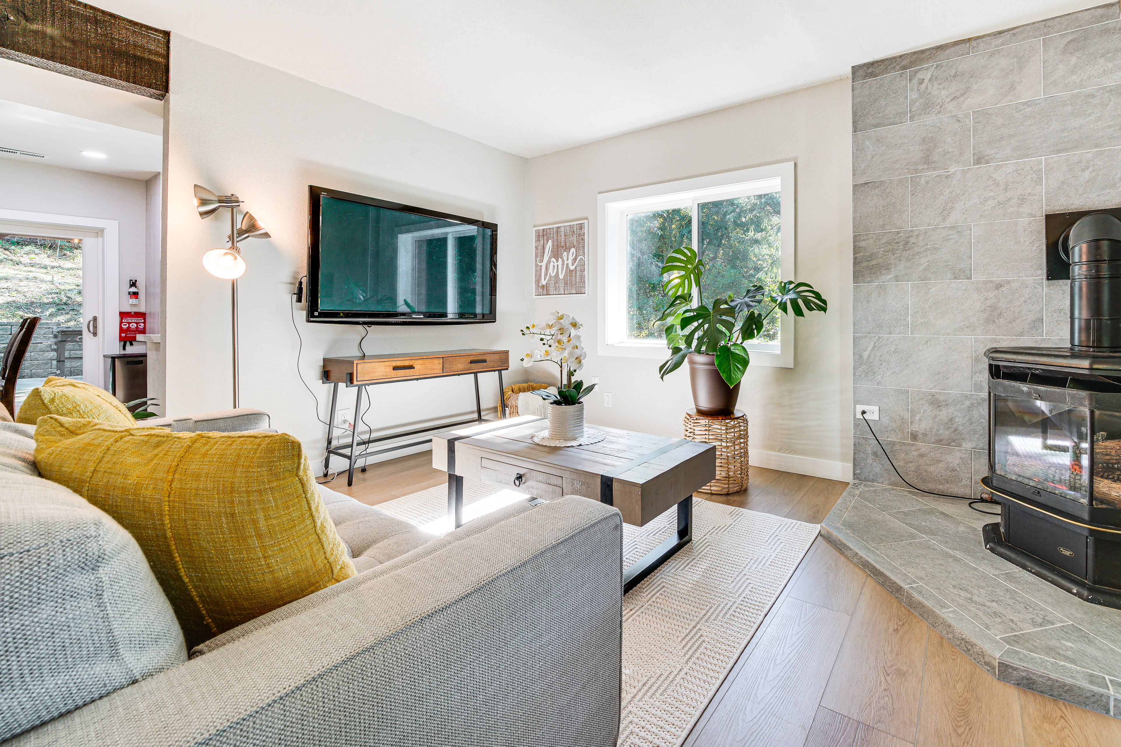 8 Mi to Bellevue’s Snowflake Lane: Cozy Retreat