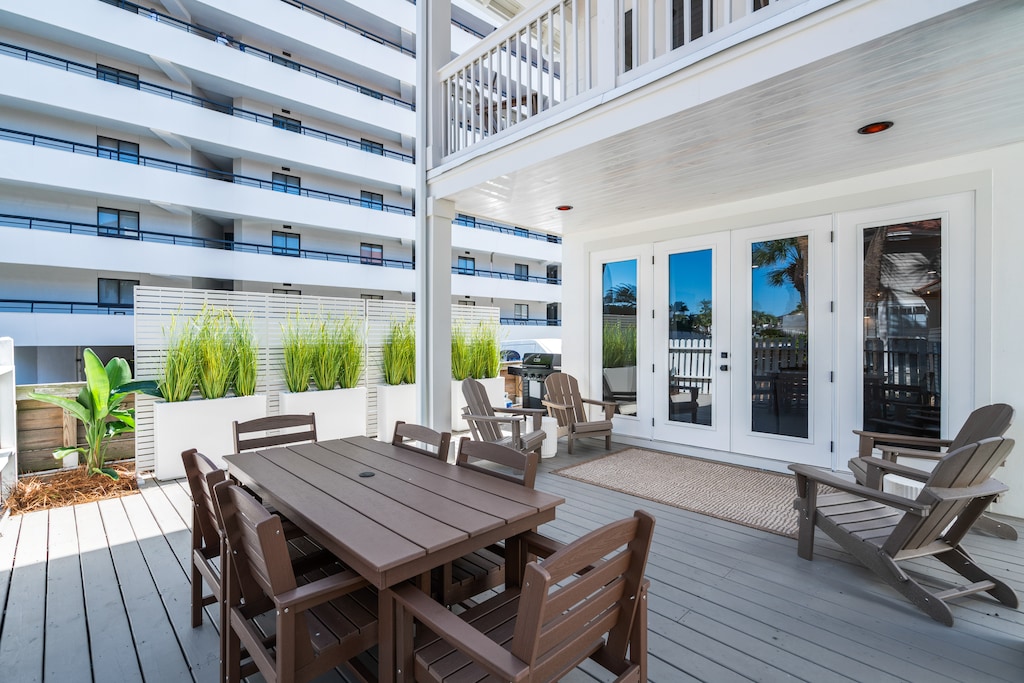 Savor each meal poolside, surrounded by the fresh coastal breeze.