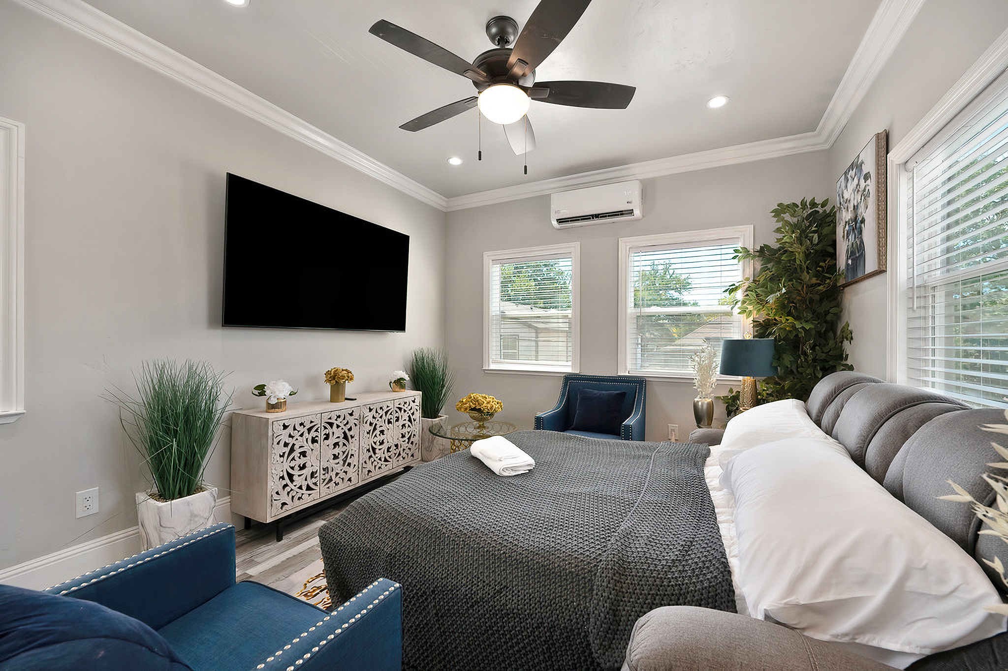 Walk to UC Davis Medical Center! Duplex w/ Patio