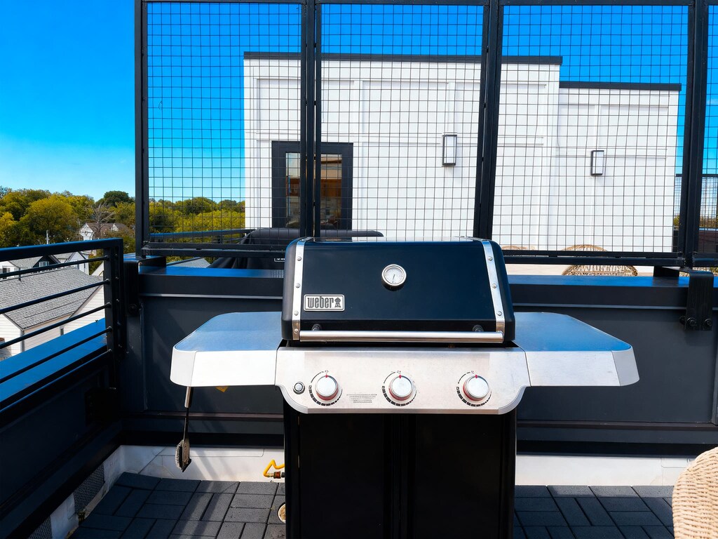 Grill up some fun on the spacious rooftop of this luxurious Nashville retreat! Perfect for soaking in the skyline views while enjoying delicious BBQ with friends. Experience the best of Music City with Misfit Homes. Reserve your stay today!