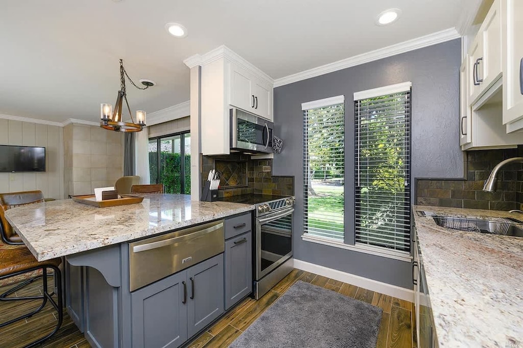 Embrace culinary bliss amidst the chic ambiance of this Napa Valley kitchen, where gastronomic adventures await.