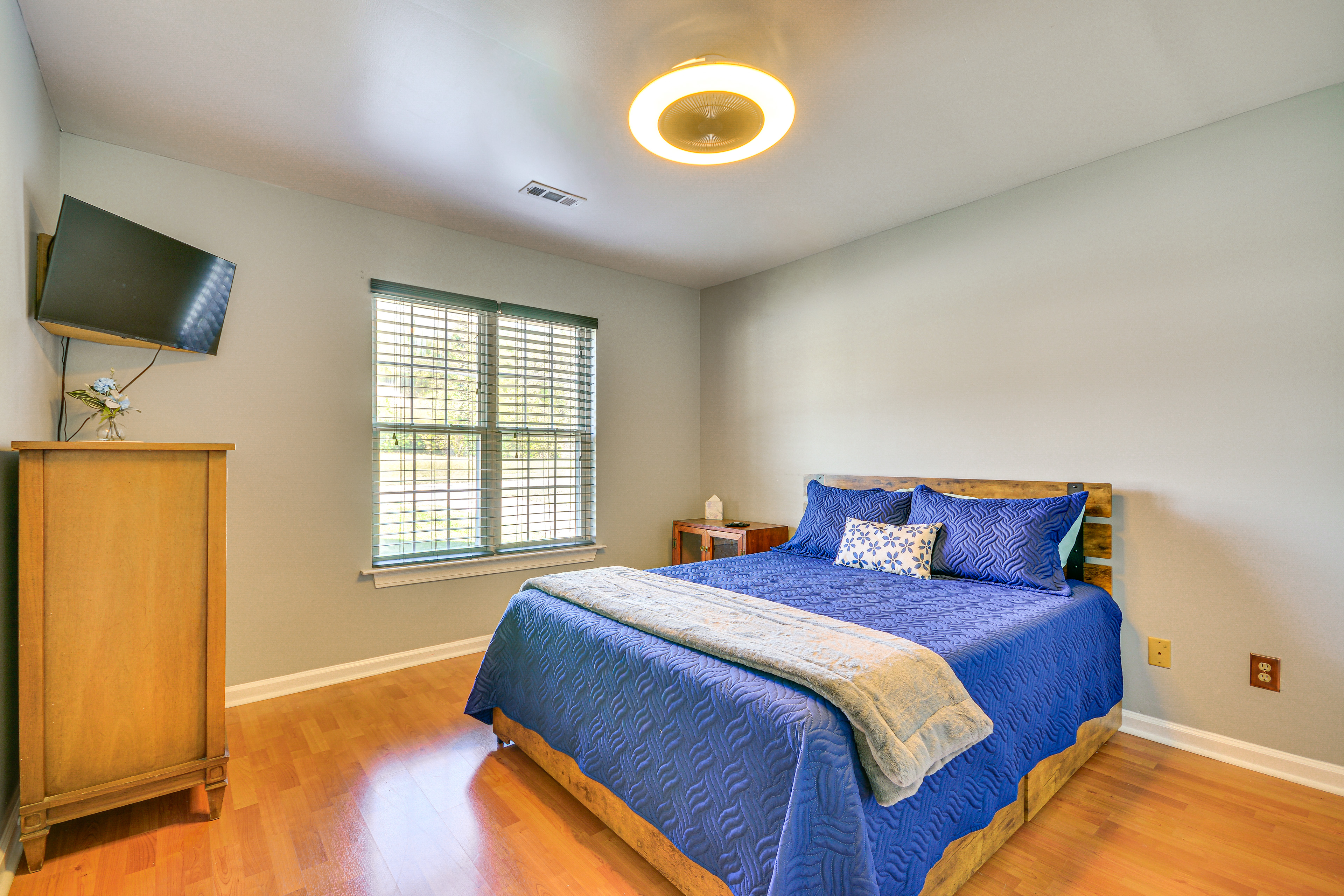 2 Mi to Dtwn Greensboro: Pet-Friendly Retreat!