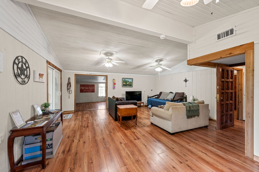 Spacious Living room with trundle 2 twin bed