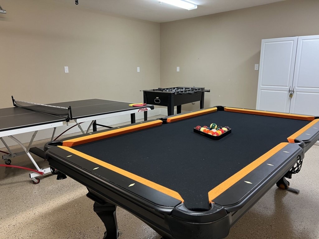 Game Room with Full Size Billards and Ping Pong
Billard table, Stiga Ping Pong Table & Fooseball