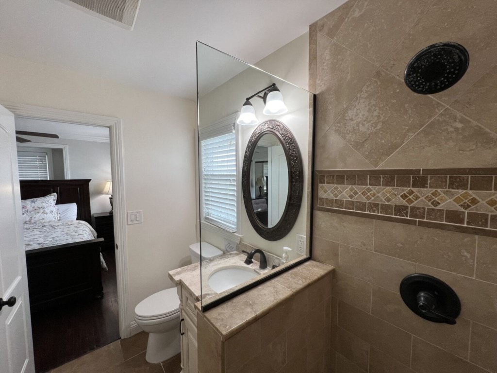 Cal-King Master Bedroom 2 En-suite
Master Bedroom 2 En-suite has a shower