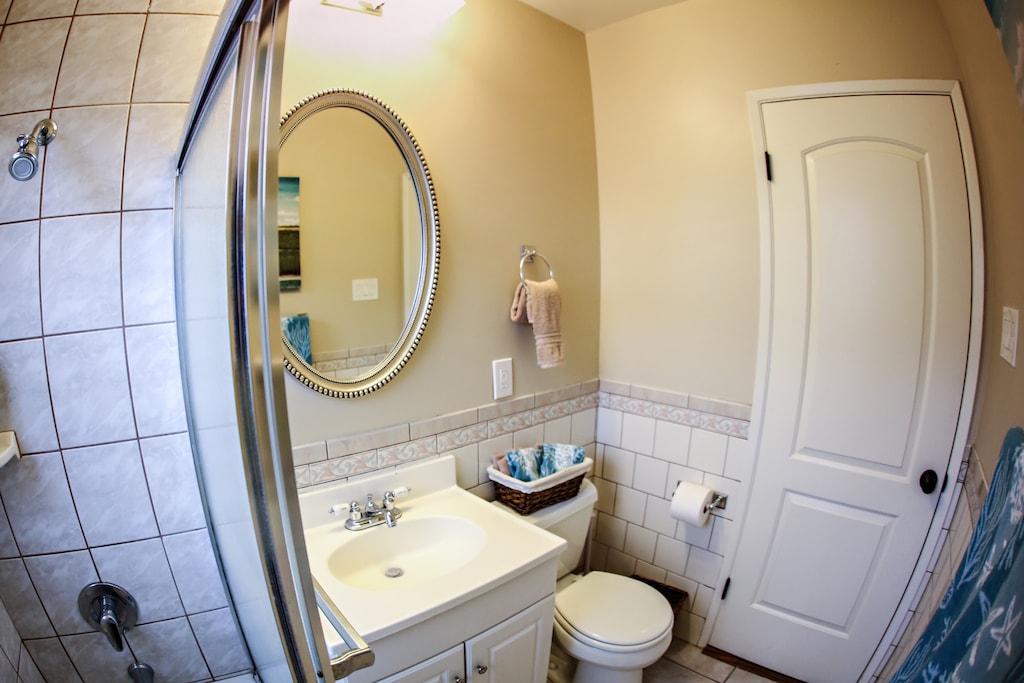 Hallway bathroom features shower/tub combo